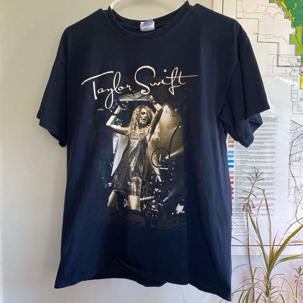 Gildan Black Graphic T-Shirt